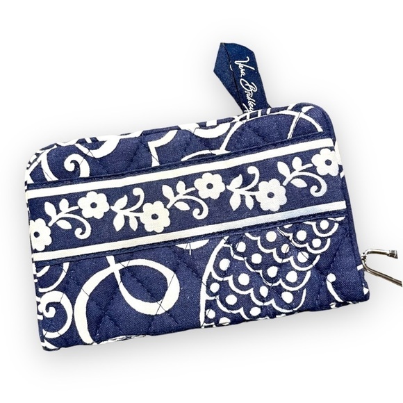 VERA BRADLEY, SMALL PURSE IN BLUE PRINT PATTERN. 5 1/2”W X 3 3/4”H. - Picture 1 of 5